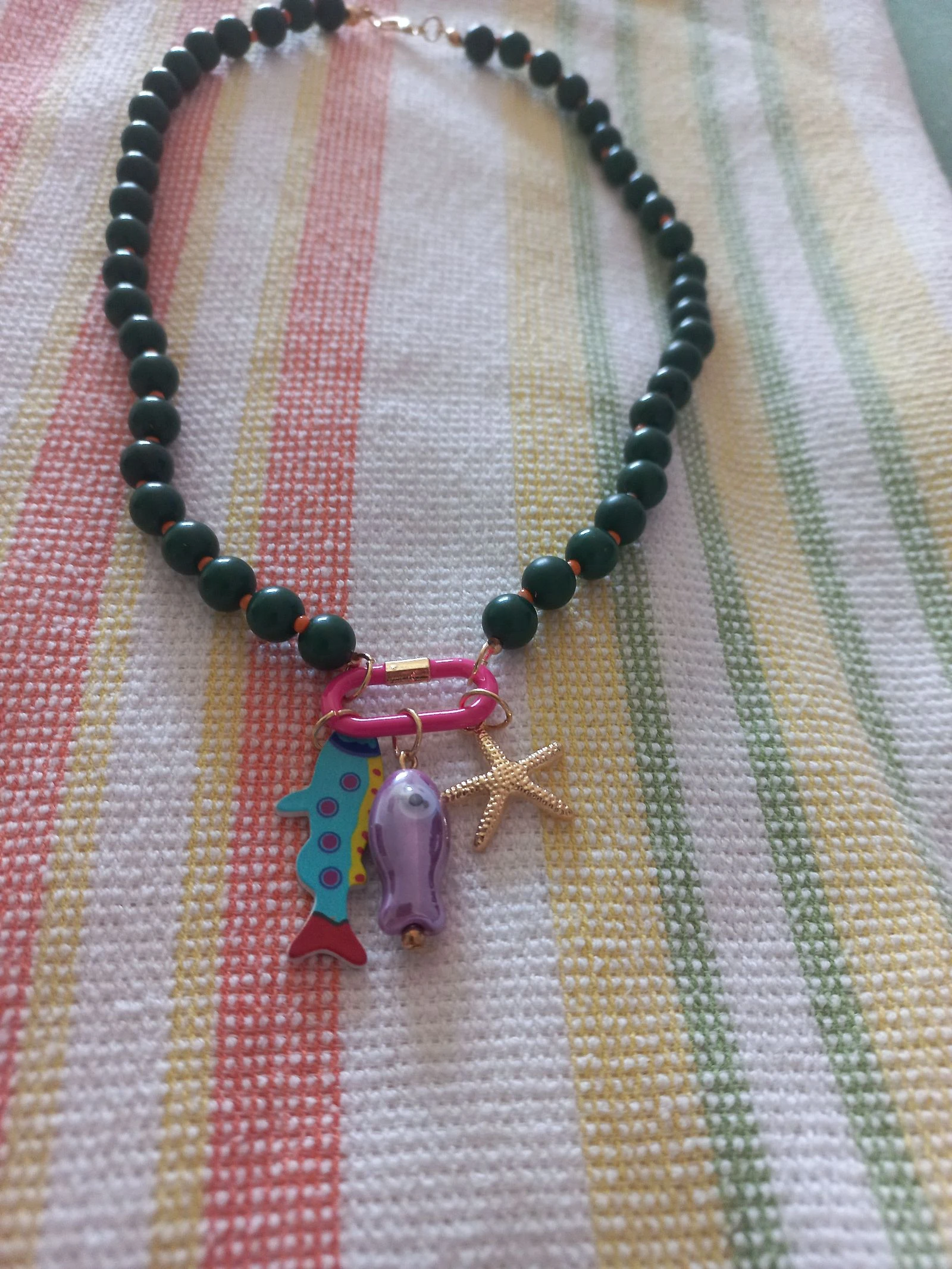 Collier de perles en résine verte avec des touches fuchsia et des pendentifs – photo 3